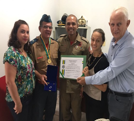 Deputado Airton entrega medalha Honra ao Mérito a Subtenente dos Bombeiros